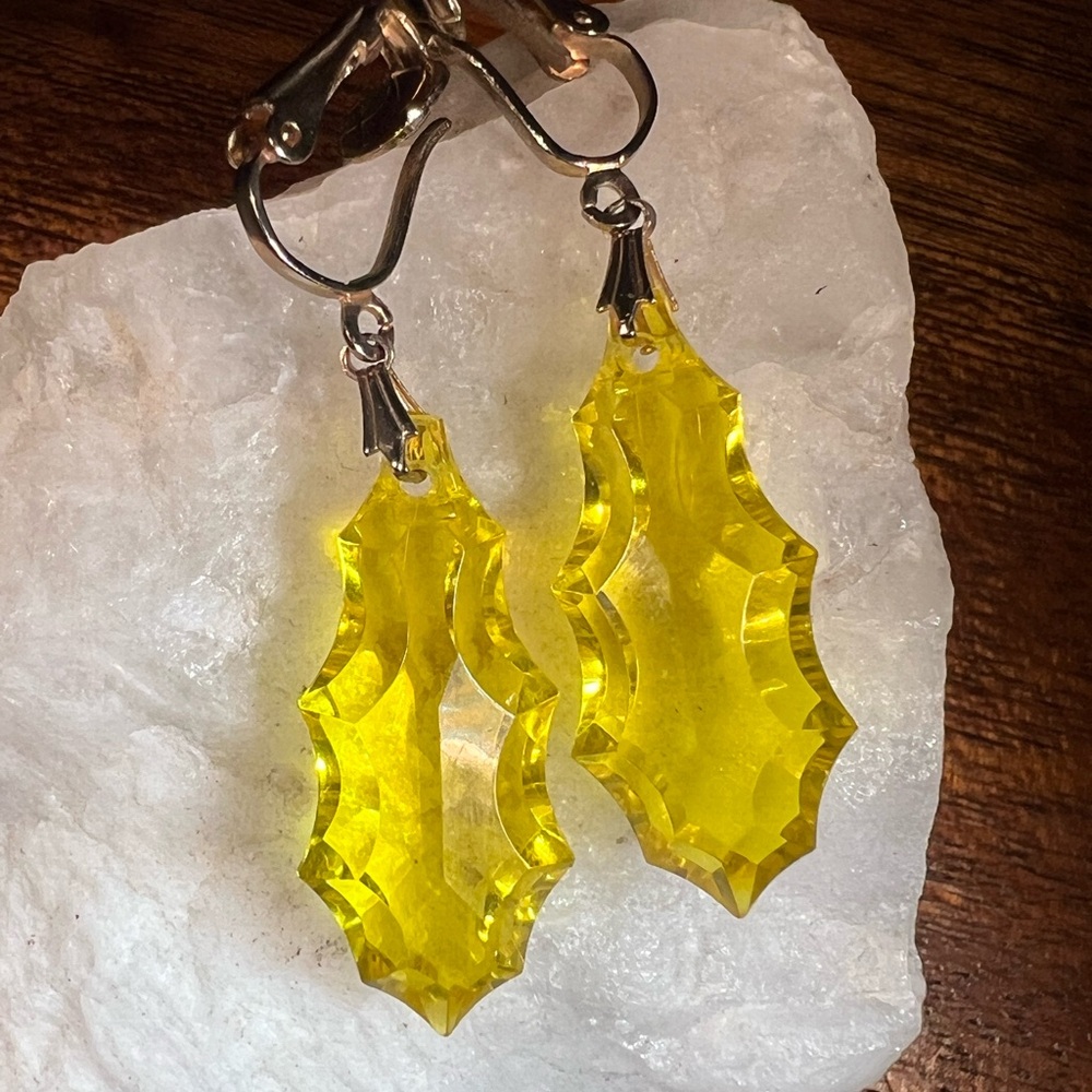 Vintage Yellow Prism Lucite Plastic Drop Dangle Gold Tone Clip-on earrings